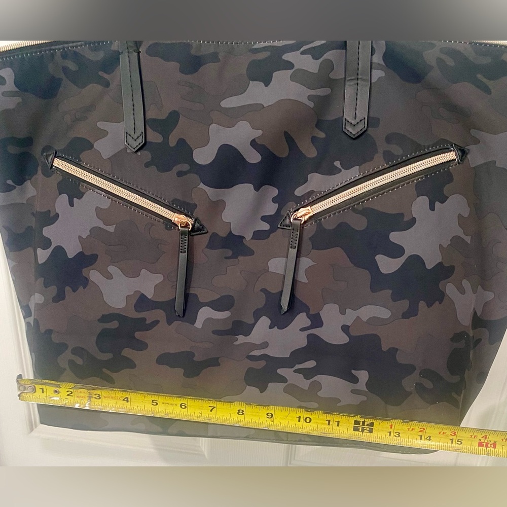 Stella & Dot Lady Boss Camouflage Tote with Laptop Holder - Picture 6 of 14